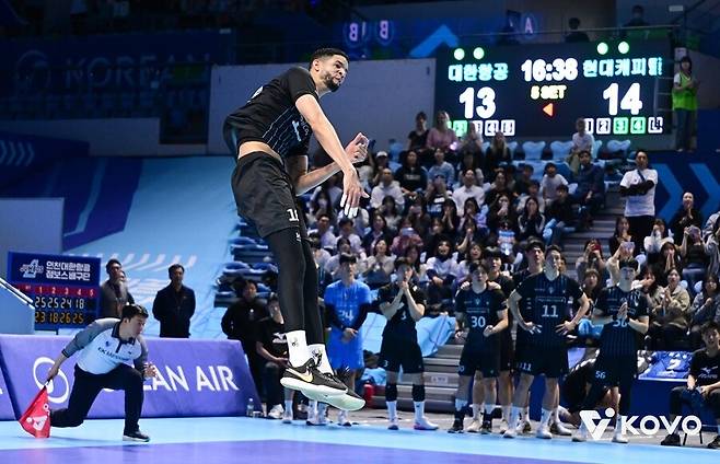 ▲ 현대캐피탈 레오의 서브 장면. 한국배구연맹은 9일 연맹의 비디오 판독 및 사후판독 결과에도 계속해서 비판의 발언을 쏟아내고 있는 현대캐피탈 필립 블랑 감독을 향해 유감을 표명했다. 부적절한 언행을 즉시 멈출 것을 요청했다. ⓒKOVO