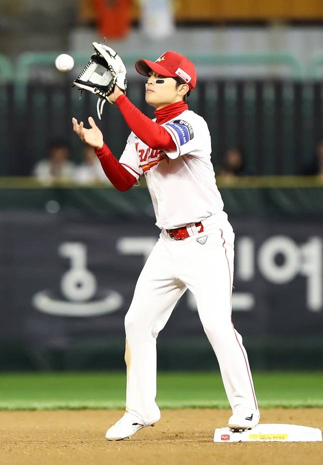 SSG 정준재가 8일 한화전에서 수비를 펼치고 있다. /사진=SSG 랜더스 제공