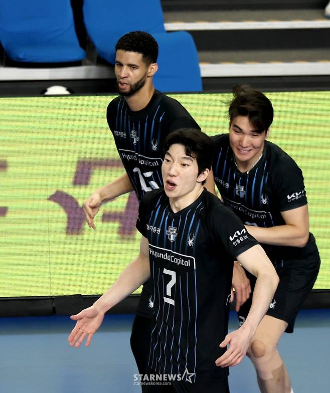 현대 허수봉이  8일 천안유관순체육관에서 열린 진에어  2025-2026 V리그 챔피언결정전 대한항공과 현대캐피탈 4차전 3세트를 따내며 3-0셧아웃 승리를 거둔 후 환호하고 있다. /사진=강영조 선임기자