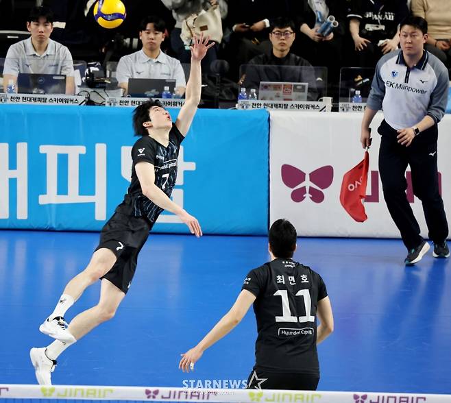 현대 허수봉이  8일 천안유관순체육관에서 열린 진에어  2025-2026 V리그 챔피언결정전 대한항공과 현대캐피탈 4차전에서 티치아웃되는 볼을 살려내고 있다. /사진=강영조 선임기자