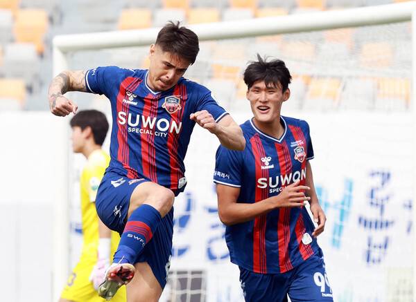 '승격 후보 맞대결' 수원FC-대구FC, 11일 격돌...사진은 수원FC 윌리안 과 하정우가 골을 성공시키고 기뻐하는 모습.9사진=김경수 기자/ 2026.03.28.)