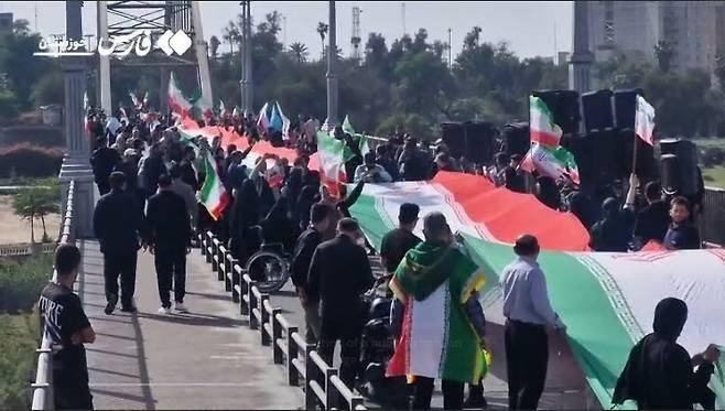 이란 서남부 후제스탄 아흐바즈의 다리에 모인 시민들  [연합뉴스 자료사진]