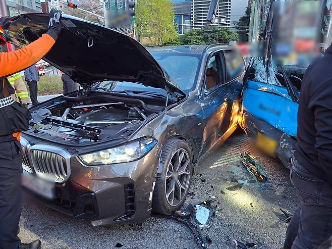 시내버스와 충돌한 SUV [부산 사상경찰서 제공. 재판매 및 DB 금지]