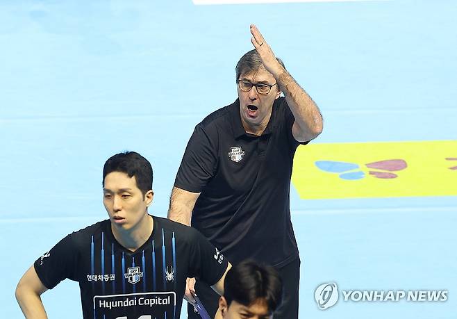 비디오 판독 항의하는 현대캐피탈 블랑 감독 (인천=연합뉴스) 임순석 기자 = 4일 인천 계양체육관에서 열린 프로배구 2025-2026 V리그 남자부 챔피언결정전 대한항공과 현대캐피탈 2차전 경기. 5세트 현대캐피탈 필립 블랑 감독이 비디오 판독과 관련해 심판진에게 항의하고 있다. 2026.4.4 soonseok02@yna.co.kr