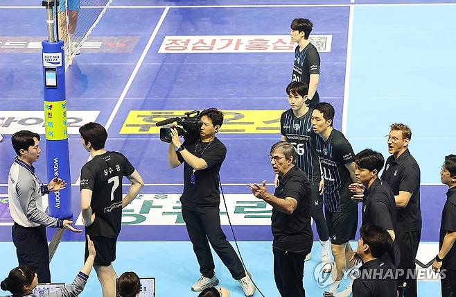 경기 종료 후 비디오 판독 항의하는 현대캐피탈 블랑 감독 (인천=연합뉴스) 임순석 기자 = 4일 인천 계양체육관에서 열린 프로배구 2025-2026 V리그 남자부 챔피언결정전 대한항공과 현대캐피탈 2차전 경기. 3-2로 패한 현대캐피탈 필립 블랑 감독이 경기 종료 후 비디오 판독과 관련해 심판진에게 항의하고 있다. 2026.4.4 soonseok02@yna.co.kr