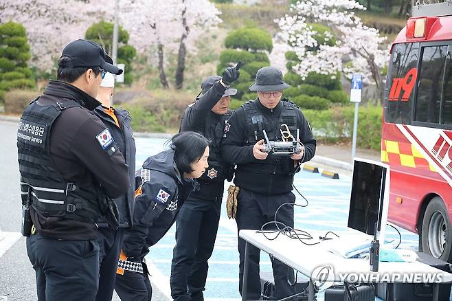 오월드 탈출 늑대 이틀째 수색 (대전=연합뉴스) 이주형 기자 = 대전 중구 사정동 오월드에서 늑대 1마리가 탈출한 지 이틀째인 9일 오전 소방대원들이 오월드에서 드론으로 늑대를 수색하고 있다. 2026.4.9 coolee@yna.co.kr