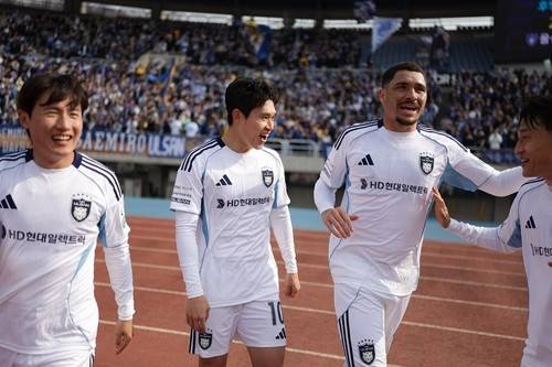 야고(오른쪽에서 두 번째)와 이동경(왼쪽에서 두 번째) [울산 HD 제공. 재판매 및 DB 금지]