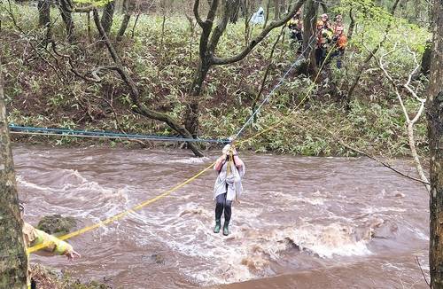 불어난 하천에 고립된 탐방객 구조하는 119 소방대원들 [제주도소방안전본부 제공, 재판매 및 DB 금지]