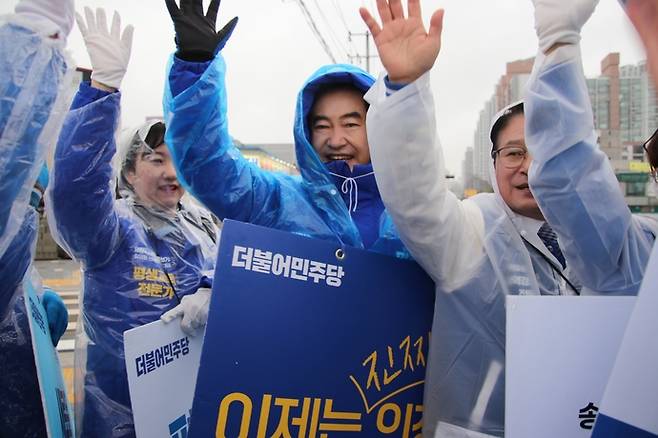 10일 의정부버스터미널앞에서 더불어민주당 안병용 의정부시장 예비후보가 도·시의원 예비후보들과 선거필승을 다짐하며 손을 높이 들고 있다. 사진=캠프제공