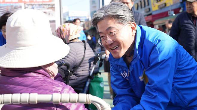 민주당 정순욱 예비후보가 시민들을 만나 인사를 나누고 있다.<정순욱 예비후보 제공>