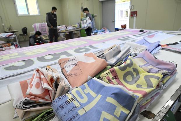 쌓여 있는 폐현수막들.  <광주일보 자료사진>