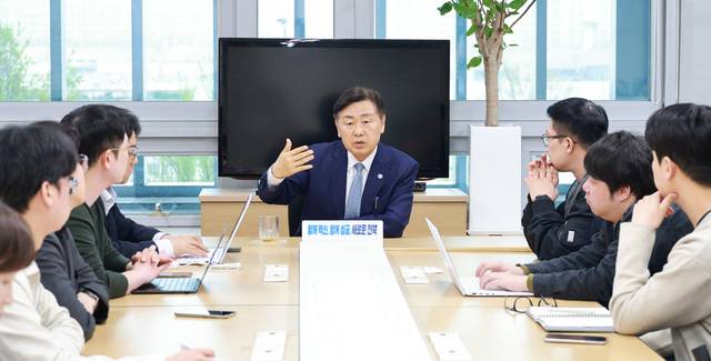 김관영 전북특별자치도지사가 10일 도청 기자실에서 출입기자 간담회를 갖고 있다. /전북도