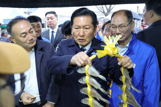 더불어민주당 정청래 대표가 10일 전남 담양군 창평시장을 찾아 민생현장을 살피고 있다. 연합뉴스