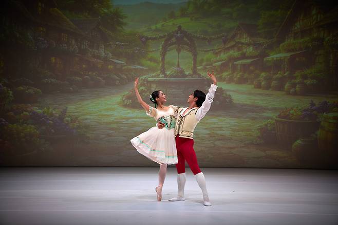 지젤은 비극적인 사랑과 용서를 담은 서정적인 작품이다. 사진은 최수연 발레리나(왼쪽)와 박민우 발레리노의 지젤 1막의 패전트 파드되 모습. <대구문예회관 제공>