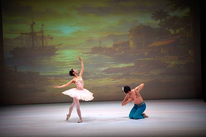해적은 모험과 액션을 중심으로, 화려한 볼거리를 선사하는 역동적인 작품이다. 사진은 최수연 발레리나(왼쪽)와 박민우 발레리노의 해적의 파드되 모습. <대구문예회관 제공>
