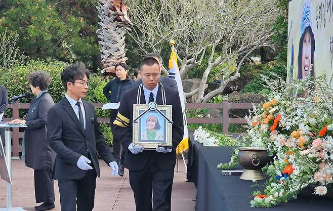 10일 오전 서귀포시 서복공원에서 엄수된 故 서명숙 제주올레 이사장 영결식. ⓒ제주의소리