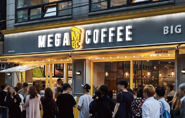 ▲메가MGC커피 매장 밖에서 손님들이 주문을 위해 대기하고 있다. 사진=메가MGC커피