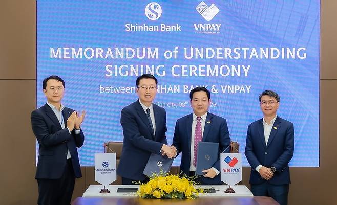 류제은 신한베트남은행 부행장과 응우옌 흐우 푹 VNPAY 부사장이 8일 베트남 호치민에서 열린