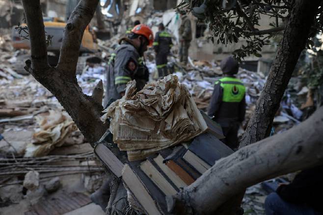 9일(현지시간) 전날 이스라엘 공습이 이뤄진 레바논 베이루트 엘 카야트 현장 모습. (사진=로이터)