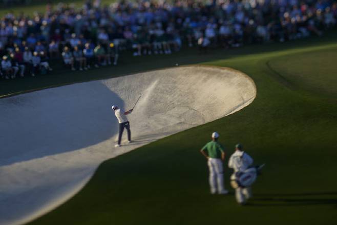 로버트 매킨타이어가 18번홀에서 벙커샷을 하고 있다. (사진=ANGC)