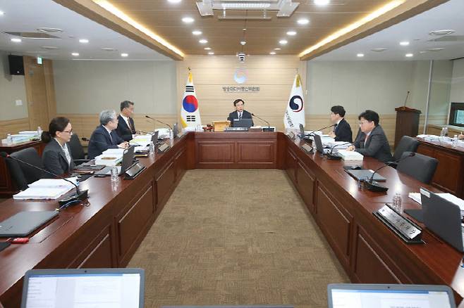 김종철 방송미디어통신위원회 위원장(가운데)이 10일 정부과천청사에서 '2026년 제1차 전체회의'를 진행하고 있다.