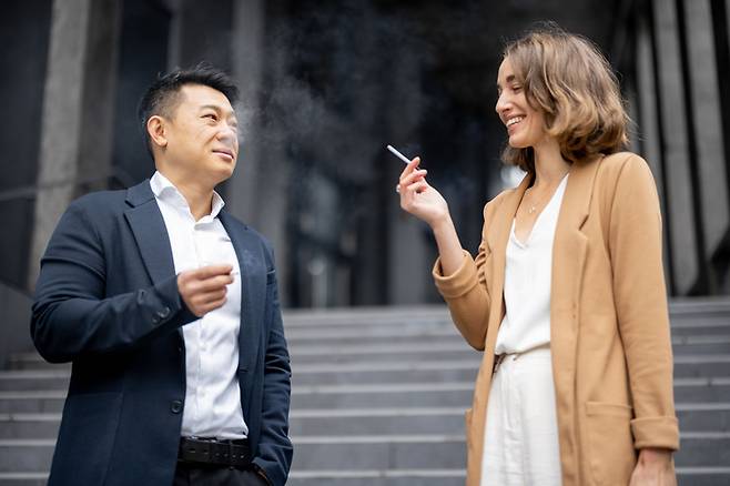 중년에도 담배를 계속 피우면 치매 위험이 2배 높아진다. 니코틴에 계속 노출되면 '폐 신경내분비 세포'(PNEC)가 미세 입자인 엑소좀을 대량 방출하고 엑소좀은 미주신경을 타고 뇌로 이동해 신경세포의 철분 항상성을 무너뜨린다. 이 때문에 치매·파킨슨병 등 신경 퇴행이 일어난다는 새로운 연구 결과가 나왔다. 건강한 노후를 위해선 금연이 필수적이다. 사진=게티이미지뱅크