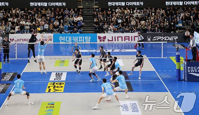 8일 충남 천안 유관순체육관에서 열린 프로배구 2025-2026 V리그 남자부 챔피언 결정전 4차전 대한항공과 현대캐피탈의 경기가 진행되고 있다. 2026.4.8 ⓒ 뉴스1 김기태 기자