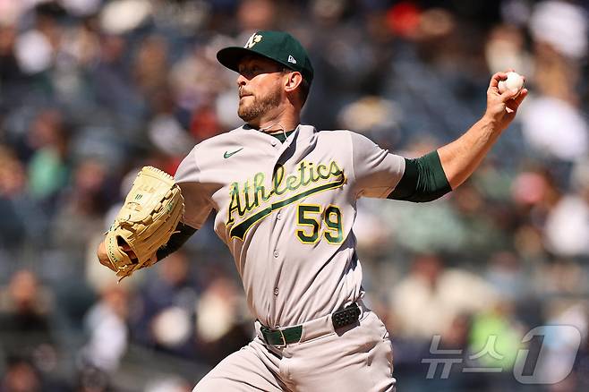 역투하는 애슬레틱스 투수 제프리 스프링스. ⓒ AFP=뉴스1