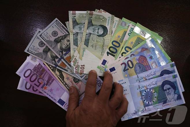 이란 리얄화 지폐 ⓒ AFP=뉴스1