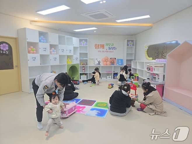 경남 김해시가 조례 개정을 통해 출산축하금을 대폭 확대한다. 사진은 김해 안동 공동육아나눔터.(김해시 제공. 재판매 및 DB금지)