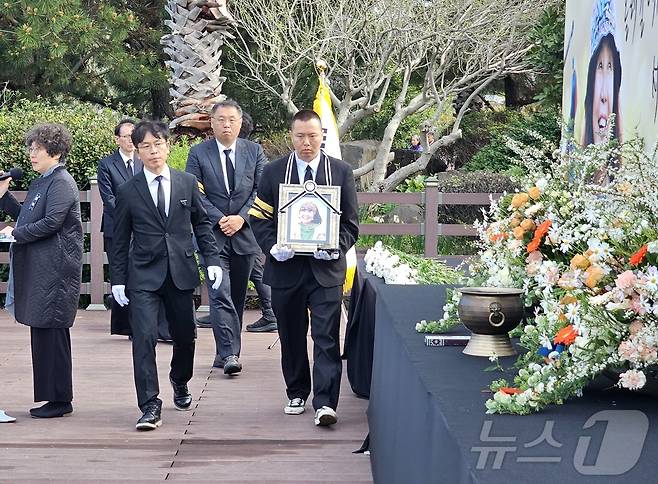 10일 오전 제주 서귀포시 정방동 올레길 6코스 서복공원 잔디광장에서 故(고) 서명숙 제주올레 이사장 영결식이 엄수되고 있다. 2026.4.10 ⓒ 뉴스1 홍수영 기자
