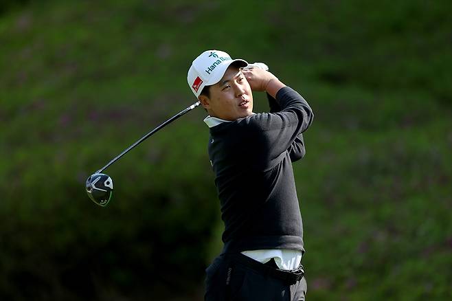 12일 대전 하나시티즌 홈 경기에 시축에 나서는 이승민. (KPGA 제공)