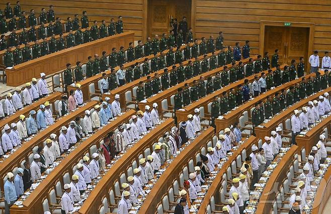 10일(현지시간) 미얀마 국회의원들이 네피도에서 열린 피다웅수 흘루타우(연방 의회) 회의에 참석하고 있다. 미얀마 의회에서는 상·하원 의석의 25%에 군부 인사가 임명된다. 2026.04.10. ⓒ AFP=뉴스1