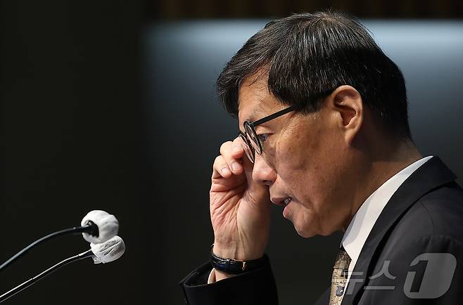 이창용 한국은행 총재가 10일 서울 중구 한국은행 본관에서 열린 금융통화위원회 본회의 후 기자간담회에서 발언을 준비하고 있다. 2026.4.10 ⓒ 뉴스1 사진공동취재단