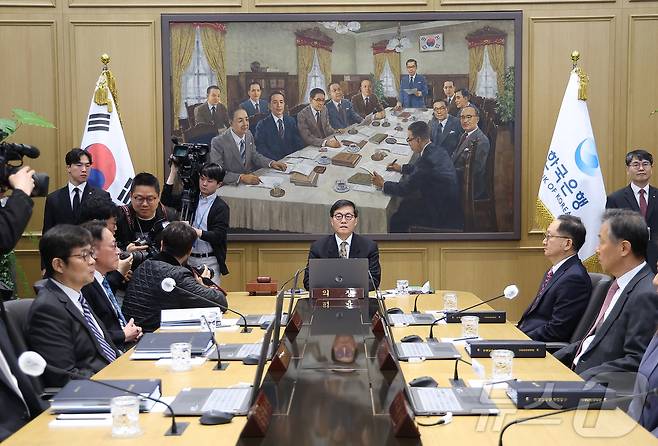 이창용 한국은행 총재가 10일 서울 중구 한국은행 본관에서 열린 금융통화위원회 본회의를 주재하고 있다. 2026.4.10 ⓒ 뉴스1 사진공동취재단