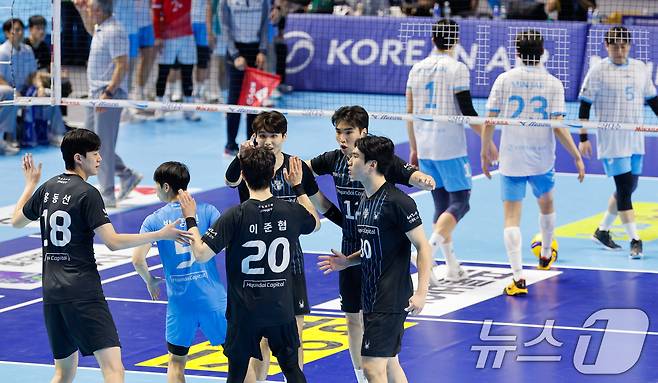 10일 오후 인천 계양체육관에서 열린 프로배구 2025-2026 V-리그 남자부 챔피언 결정전 5차전 대한항공 점보스와 현대캐피탈 스카이워커스의 경기, 현대캐피탈 선수들이 득점 후 기뻐하고 있다. 2026.4.10 ⓒ 뉴스1 안은나 기자