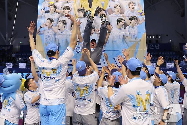 대한항공 점보스 선수들이 10일 오후 인천 계양체육관에서 열린 프로배구 2025-2026 V-리그 남자부 챔피언 결정전 5차전 현대캐피탈 스카이워커스와의 경기에서 우승을 차지하고 헤난 달 조토 감독을 헹가래 치고 있다. 2026.4.10 ⓒ 뉴스1 안은나 기자