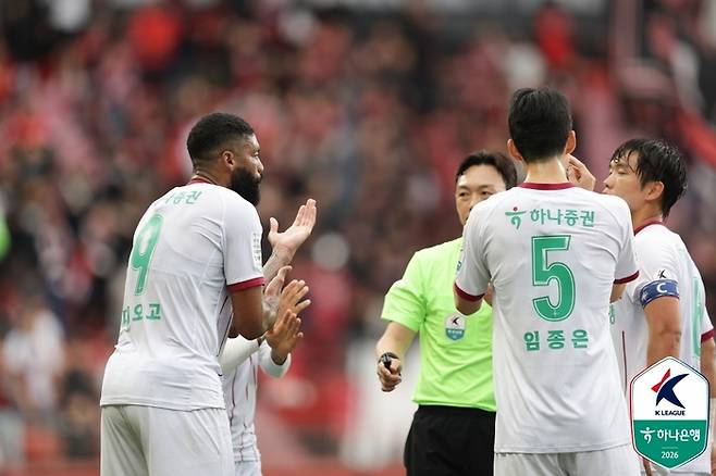 대전 디오고(왼쪽에서 첫 번째)가 포항전에서 레드카드를 받고 있다. 사진 | 한국프로축구연맹