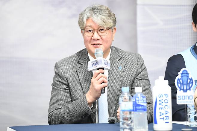 소노 손창환 감독이 10일 KBL센터에서 열린 2025~2026 LG전자 프로농구 플레이오프 미디어데이에서 발언하고 있다. 사진 | KBL