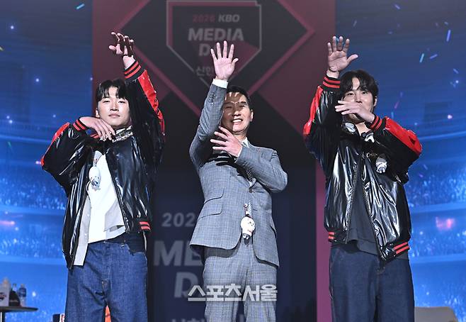 LG 박해민(왼쪽)과 염경엽 감독(가운데), 임찬규가 26일 서울 송파구 롯데호텔 월드에서 진행된 2026 KBO 미디어데이 행사에서 시즌 세리머니를 선보이고 있다. 박진업 기자 upandup@sportsseoul.com