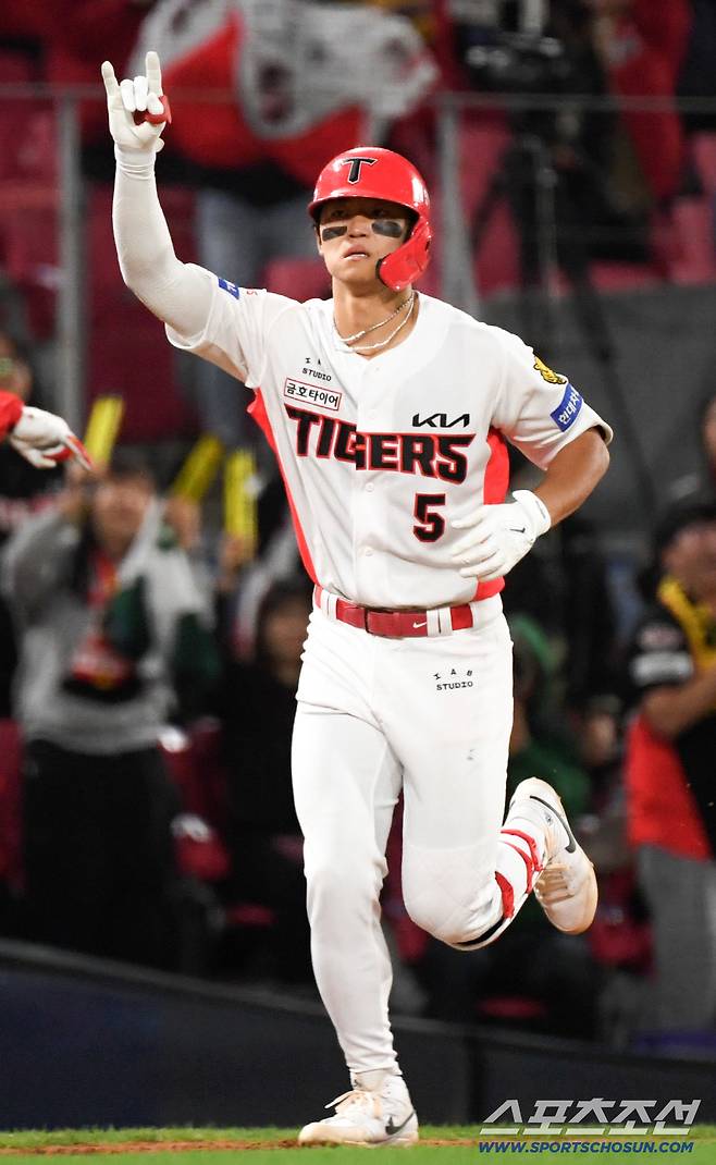 김도영은 투런포를 터뜨리며 직전 타석 아쉬움을 날려버렸다.