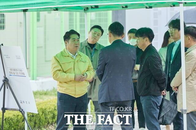 오세현 아산시장이 9일 '탕정 물환경센터 체육시설' 조성 대상지를 현장 점검하고 있다. /아산시