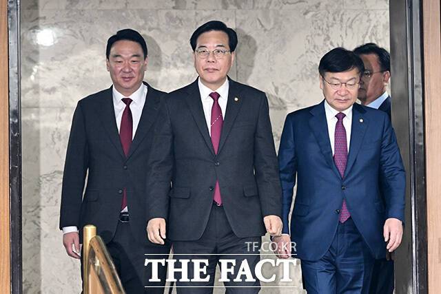 송언석 국민의힘 원내대표(가운데)가 10일 당 원내대책회의에서 "당초 최소 6개월 이상 진행될 것이라고 가정했던 추경의 전제가 변해가고 있다"며 '전쟁 추경안' 감액을 요구했다./남용희 기자