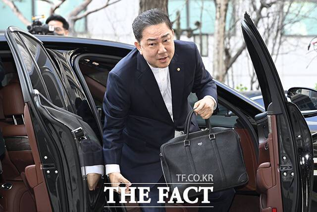 공천헌금과 차남 특혜 채용 등 13개 의혹을 받는 김병기 무소속 의원이 10일 오후 서울 마포구 서울경찰청 공공범죄수사대에 피의자 신분으로 출석했다. /송호영 기자