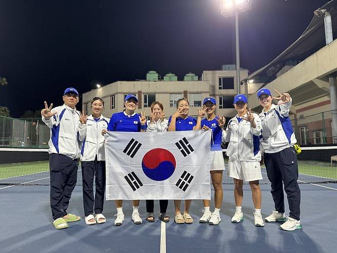 유화수 코치, 장가을, 이은혜, 박소현, 정보영, 백다연, 조윤정 감독, 권영서 트레이너(왼쪽부터) / 대한테니스협회