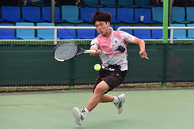 결승전에서 포핸드를 구사하는 이관우. 대한테니스협회