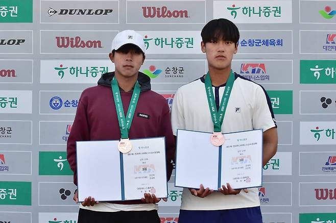 제61회 주니어선수권 18세부 남자단식 우승 조민혁, 준우승 조세혁(오른쪽). 대한테니스협회