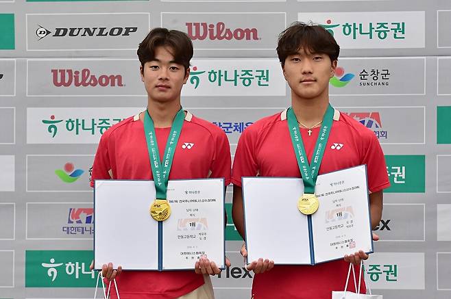 제61회 주니어선수권 18세부 남자복식 우승을 달성한 박우주와 도겸(오른쪽). 대한테니스협회