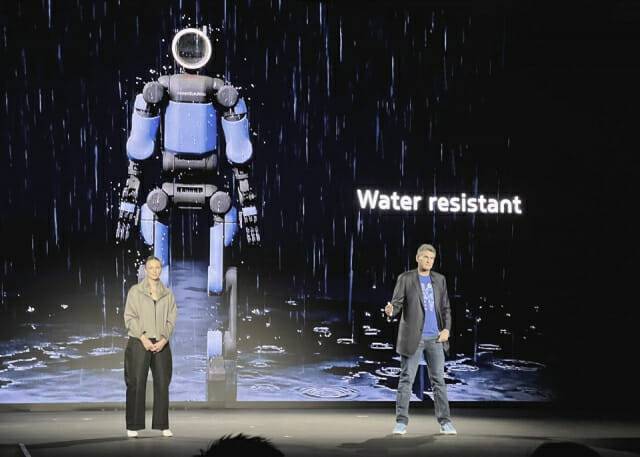 아야 더빈 보스턴다이내믹스 휴머노이드 애플리케이션 제품 리드(왼쪽)와 잭 재코우스키 보스턴다이나믹스 아틀라스 개발 총괄(오른쪽)이 5일(현지시간) 미국 라스베이거스 만달레이베이 컨벤션센터에서 열린 CES 2026 미디어데이에서 발표하고 있다. (사진=지디넷코리아)