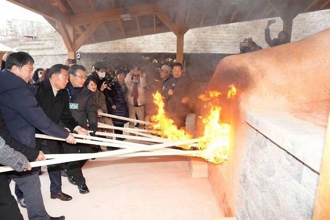 옹기문화마당 준공식 참석자들이 전통가마에 불을 붙이고 있다. 중랑구 제공.